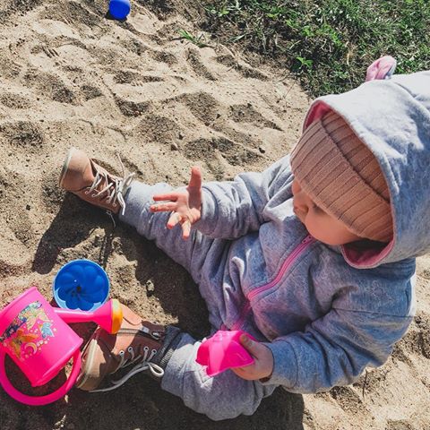 #папинаВареник говорить желает: «Мама говорит, что сахарный песок вреден деткам. И я его не ем. Про песок из песочницы не было ни слова».
🤨
Варя сегодня первый раз в песочнице и первый раз попробовала песок. Говорит не плохо.
😑
Дачница на майские праздники. #pоpular