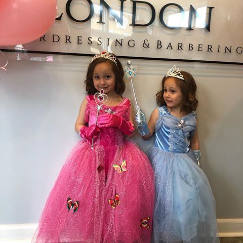 Salon fashion tea party to end the day for these cuties 💕 @wjsmith413 #berkshires #birthdaygirls #princess #pink #blue #gorgeous #salon #teaparty #fashion #curlyhair #tiaras #cupcakes #salonparty #twins #cuties