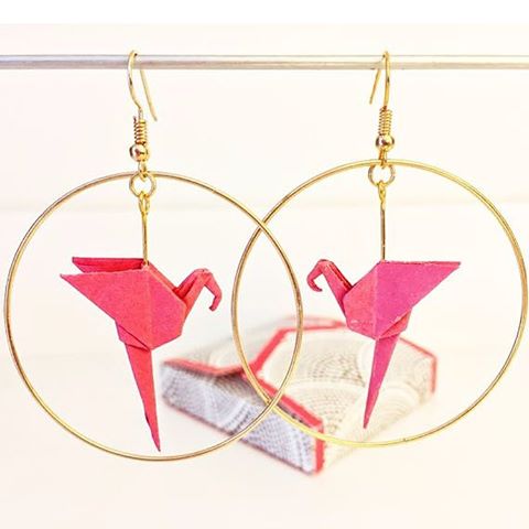 🤩 Boucles d’oreilles créoles flamant rose. Fait main. Matériaux fabriqués en Europe. Dispo en boutique. Lien dans bio🌈
#earrings #origami #gold #bouclesdoreilles #flamantrose #flamingo #jungle #pompon #faitmain #madeinfrance #handmade #boho #bijouxcreateur #jewelry #boheme #chic #tendance #fashion #fashionaccessories #accessoiresdemode #ideecadeau #giftideas #giftshop #etsyshop #etsy #artisan #style #craftposure #myetsyfind