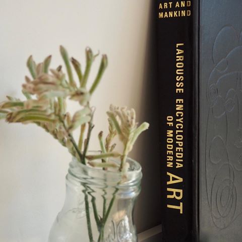 When you’ve got a trillion and one things to do & barely any energy but styling your shelves seems to be taking priority. .
.
.
#shelfie #interiordesign #instainterior #interiorstyling #shelfstyling #vintagebooks #modernart #flowers #jamjarflowers #floristrystudent #midcenturymodern #doingneutralright #designdetails #myhome #myhomevibe #myhomethismonth #houseno18