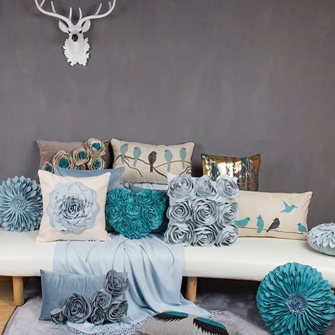 Tag a friend 
What is your favorite piece in this picture?🥰
Find all the pillows in bio link🙌🏻
#blueroom #bluespace #blueroses💙 #bluepillow #decorativepillows #interiör #interiordesign #homedecor #interiør #interior_and_living #interior4inspo #interior4you1 #interior4all #instagram #instagood #homegoods #fashion #homefashion #springhomedecor #interiordesign #mintgreenlovers #3dflowers #3dflowerpillow #livingroomdecor #chairish