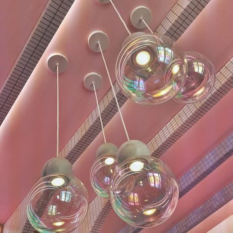 Lampy jak balony z gumy do żucia. 🌟🌟🌟
.
.
.
.
.
#gum #inspiracja #patriciabustos #madrid #españa #original #projektowaniewnętrz #lampy #aranżacja #lamp #projektantwnętrz #interior #interiordesigner #niedziela #pendant #lampara #architekturawnetrz #pink #projekt #róż #futurysta #awangarda #oryginalne #inny #barbie #sunday