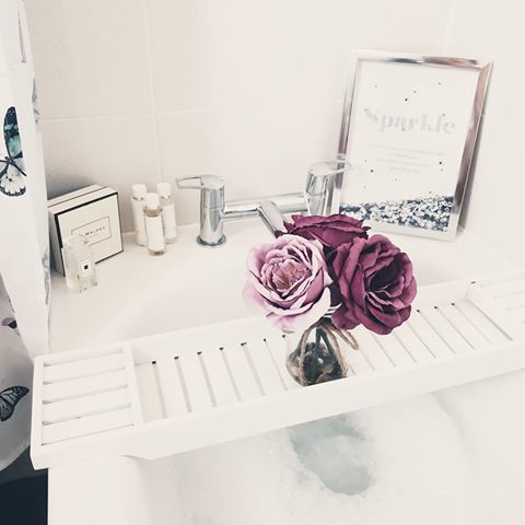 House is all cleaned and now having an ealry bath ready to have a cosy night in!😊 hope everyone is having a lovely weekend 😘😘 #homelovers #homeblogger #homebeautiful #homelife #homeinterior #homesweethome #myhome #myhappyplace #mylittlejourney #myhomedecor #instahome #instagram #instapic #decor #interior #interior4u #newbuildhome #newhome #bathrack #bathroomfeels #flowers