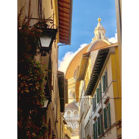 ⚜️ #florence #italy #firenze #travel #italia #love #tuscany #photography #art #pontevecchio #toscana #instagood #summer2019 #picoftheday #photooftheday #architecture #vacation #florenceitaly #europe #sunset #duomo #beautiful #florencia #duomodifirenze #cupoladelbrunelleschi #holiday #travelphotography #travelgram #city