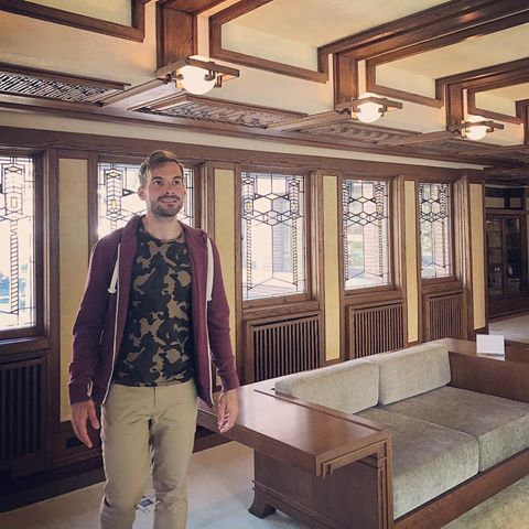 Day 6: Chicago meets Velvet 📺 #chicagoarchitecture #franklloydwright #robiehouse #southchicago #hydeparkchicago #organicstyle #chicagolife #tourism #travellingthroughtheworld #checklist #houses #arquitecturamoderna #1900s #thursdaypic #chicagogram #instachicago #visitors #vintage #caughtintheact #livingarea