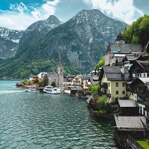 Hallstatt a.k.a. the ultimate pre-wedding photo shoot spot for Chinese couples 🇦🇹😂
.
.
.
.
#hallstatt #austria🇦🇹 #österreich #oberosterreich #passionpassport #town #lakes #roadtripping #springs #oldtown #scenery #indonesian #landscapes