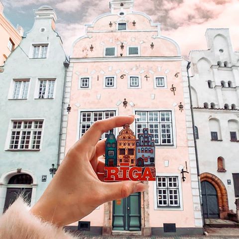 Do you like this place? #rigatraveltour
Tag someone or comment if you like this
📸 @maravicka
⠀
On a photo you can see The Architectural complex - "Three Brothers" 🏰
⠀
Located in Old Town 🏛️
⠀
You can find this place on Mazā Pils iela 17📍