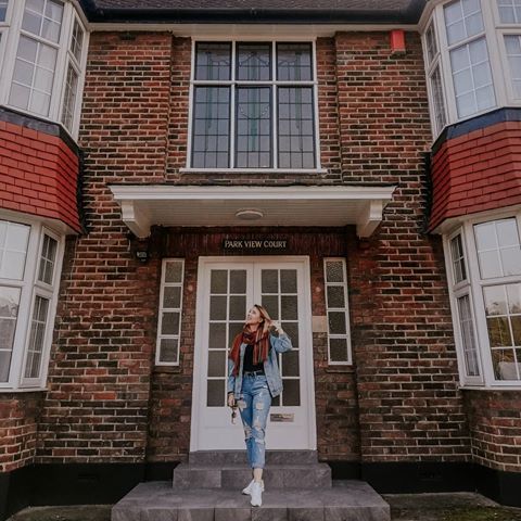 Tak bardzo spodobał mi się ten dom, że nie mogłam przejść obok niego obojętnie! Kiedyś będę miała podobny!
.
.
#budynki #okno #window #door #drzwi #szczescie #angielskidom #house #dom #budowla #cegla #dach #roof #schody #polskadziewczyna #polishwomen #happygirl #szczescie #czaswolny #pieknydzien #anglia #westfinchley #finchley #jeanslook #spodnie