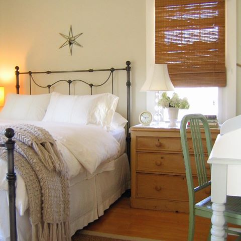 I loved this room. ❤️ #oldhouse #formerresidence #cottage #cottageliving #bedroom #cozybedroom #traversecity #interiordesign #interiordecorating #interior_design #metalbed #romanshades