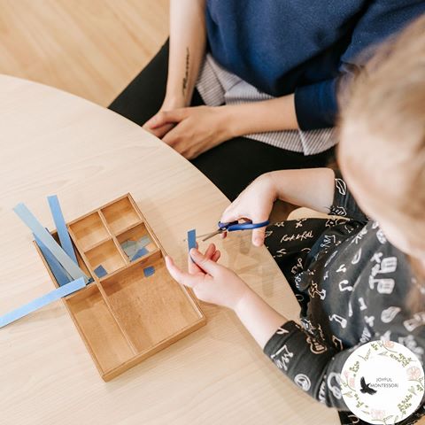 Young children learning about the proper use of scissors with real scissors✂️ .
.
.
📷: @sisterscoutstudio 
#joyfulmontessori #joyfulmontessoriau #joyful #learning #éducation #montessori #montessoriathome #montessoriprogram #earlyyearsmatters #montessoritoddler #montessoriguide #montessorichild #montessoriclassroom #montessorilearning #classroom #learningstudio #teacher #guide #parenthood #gentleparenting #toddler #toddlers #toddlersofinstagram #keilordowns