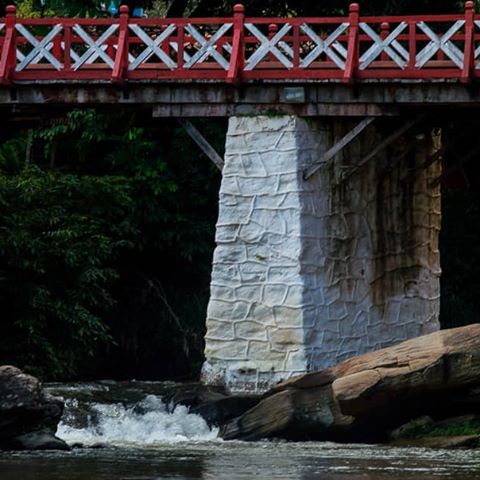 Ponte sobre os Rio das Almas 
#pirenopolis #pirivibes #riodasalmas #rio #ponte #goias #historico #cidade #historiadegoias #nikon #Lightroom #fotos #foto #fotografia #natureza #river #📸 #📷 #🏞️ #🇧🇷 #clickdoiniciante #click #caradafoto
