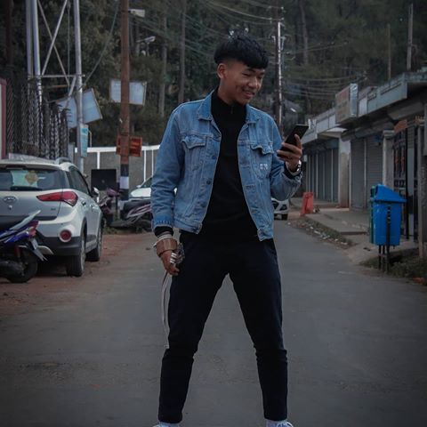 U gotta increase the brightness to be able to give a clearer glance...😂😂 #style #instadaily #jeans #converse #ilovefootball #sunday #tattoo #kuki #shillong #church #hatersgonnahate #hatetoadmitit #rude #chase #raps