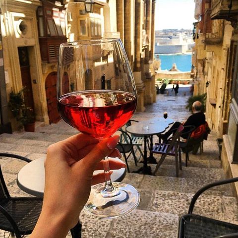 Lovely place to have a drink and relax. What wine would you drink?🍷🥂
✖️
✖️
✖️
🍷 tag your taste mate! 🍷
✖️
✖️
✖️
Picture by @visitmaltauk
✖️
✖️
✖️
#wine #wijn #wines #taste #malta #vino #vinho #winelover #winetasting #architecture #wineglass #oldcity #italy #food #foodblog #vintage #influencer #blogger #travel #restaurant #pasta #architecturephotography #photographer #dinner #lifestyle #sunset #milano #goals #florence #wineboutiques