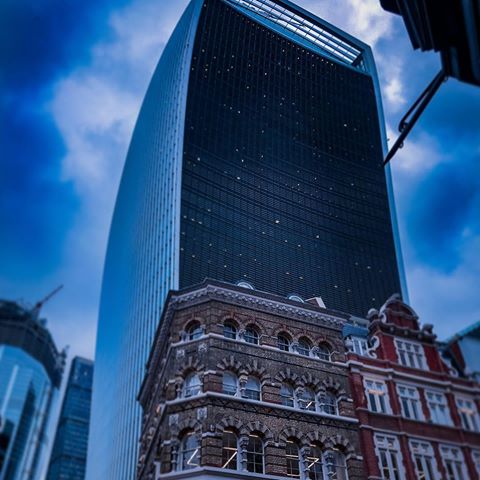 Este edificio es el “monstruo” desde el que hice la foto anterior y la que subiré después... Sky Garden, desde el tienes una panorámica espectacular de Londres.
#london🇬🇧 #Londres 
#skygardenlondon 
#skygarden
#photostreet 
#architecture 
#architecturephotography 
#shootoniphone De momento.😉
#travelphoto