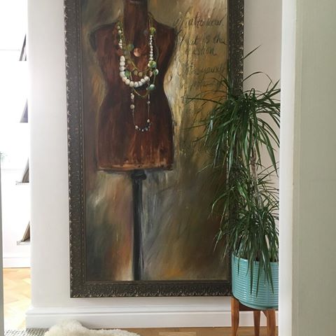 This is the view into our hallway from our lounge whilst sitting on our grey sofa. And what better view could we ask for than this amazing painting by my sister in law @kimblack_art, isn’t it just perfect here!! This painting is of a mannequin that Kim used to have in their bedroom, and one of the necklaces in the painting...I borrowed from Kim and wore to dinner to celebrate our engagement... as my husband proposed to me on the top of Table Mountain in Cape Town whilst on holiday visiting my brother and Kim in 2006. So this painting is a permanent reminder of a special time! #viewfromourlounge #snapshotofmyhome #cornersofourhome #interiors #interiorinspo #hallway #viewfrommysofa #decor #decorstyle #ourhome #decorinspiration #walltowallstyle #homesweethome #instahome #familyhome #apartmenttherapy #interiors123 #sodomino #loungeinspo #hallwayinspo #loveourhome #memories #happytimes #artwork #nestandthrive #ourstyle #interiorstyle #interiorboom #myinteriorvibe