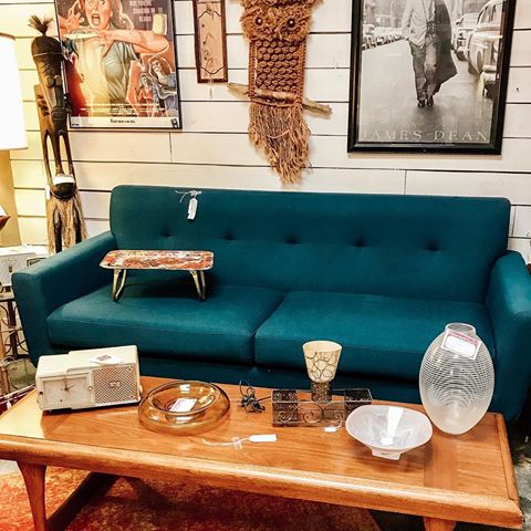 🤭 W H O A 🤭 this gorgeous couch and coffee table bench have been added to the SCV booth along with some other items and all we can say is wowza. It’s a beauty!! Open everyday at @refindsc | Address in bio