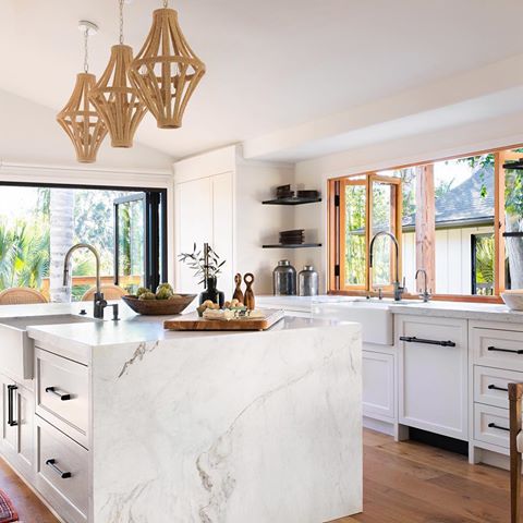 This sunlight filled kitchen by @intimatelivinginteriors is one fine place to start your weekend! Find them and more of their gorgeous work on Houzz!
.
.
Photographer: @karynmillet 
Builder: @tmaconstruction