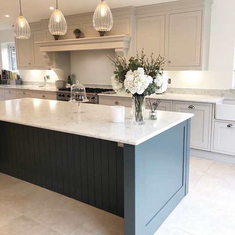 Now to get the kitchen back to looking like this after the long weekend and having guests. My babies go back to school tomorrow so have one lovely last day with them today before reality hits. Hope you all have a lovely day. Gifted flowers from @charlestedinteriors #kitchen#mykitchen#kitchendecor#kitchendesign#kitcheninspo#interiormilk#interiordesign#interiorinspo#interiordecor#cornerofmyhome#howwedwell#housetohomebeautiful#interiorblogger#interior2you#luxurykitchen#greykitchen#openplankitchen#realkitchensofinsta#realhousesofinsta#greydecor#whitedecor#dailydecordose#myhomevibe