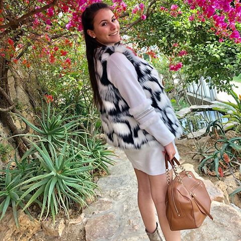 🌸🌺
#flowers #plants #exotic #italiangirl #frenchgirl #love #family #famiglia #natur #natural #shein #dress #white #fur #longhair #jewelry #makeup #fashion #style #blogger #bloggerstyle #ootd #ootdfashion #outfit #smile #simple #simplicity #lovelife