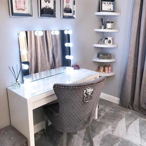Haven’t posted for a week as Insta has been doing my head in with the algorithms 😂 thought I’d take a pic of my new mirrored frames, although I’m not sure if they are a bit much for this area? May move them elsewhere! Anyway, hope you’ve all had a good weekend 💗
.
.
.
#dressingroomselfie #firsthomebuyer #myfirsthome #dressingroom #hollywoodmirror #mrshinchhome #hincher #hinched #hinchyourselfhappy #hinching #marbletable #dressingtable #mirroredfurniture #printdesigner #hoover #shelving #greydecor #newbuildhome #actualinstagramhomes #interior125 #inspire_me_home_decor #hincharmy