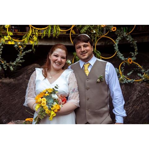 #oamoresimples para a Layla e o Gabriel, do Rio de Janeiro/RJ. 
A noiva escolheu nosso Bruma e completou o look com um cinto de flores! 🌹