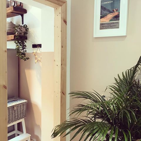 Day 28: Feel the flow- the utility room was a bit of a dumping ground/add-on to the kitchen but the little bit of paint, some greenery and matching shelves and the two rooms seem to flow quite nicely now. @houseandhomemagazine •
•
•
•
#myhouseandhome #belfast #myeclecticshack #shelfie #sundayshelfie #plantsofinstagram #kitcheninspo #farrowandball #settingplaster #utilityroom #kitchen #interiors #irishinteriors #northernireland #interiormilk #myhomevibe #styleithappy #ournihomes #cornerofmyhome #twotonewall