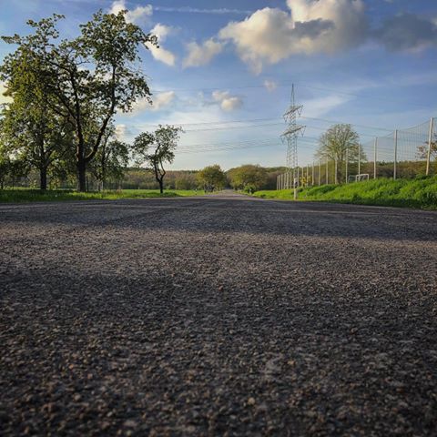 Urlaub adé 👋🏼 🙋🏼‍♂️👋🏼
Die Straße Richtung Arbeit 🚗 💨 ist noch total leergefegt. 🧹 
Wünsche euch eine guten Start in die kurze Woche.
#road #empty #asphalt #green #tree #trees #white #clouds #blue #sky #energy #iphone #germany