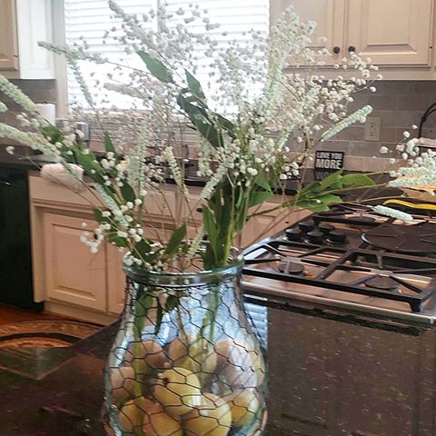 Lemons and flowers , good mix that can go all the way thru summer 
#springdecor#simpledecor#driedflowers#naturallightphotography#kitchendecor
