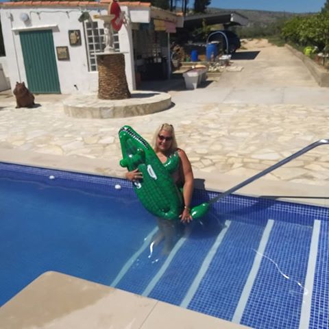 Maries first try of the pool #newlifeinthesun #ontinyent #pool