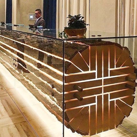 Love this reception table 😻😻can’t wait to do this for our hotel project 🙌🏻🙌🏻 .
.
.
.
.
.
#interiors #interconsulting #interiordecoration #interiorinspo #forbes #wizkid #naijabrandchick #hustlersquare