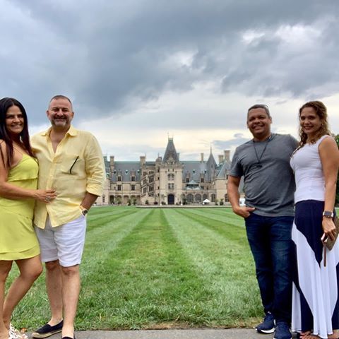 Sharing happy moments with friends 🇨🇷🇫🇷 🇨🇴 #travel #🌎 #castle #goodlaughs #nature #happy #summer #onlygoodvibes #couplegoals #wine