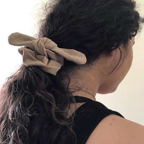 My beautiful niece @_izchappy did me a big favour today and modelled some brand new leather #scrunchies! I’ve just listed some in my Etsy shop - link in bio. Mom approved, so comfy and so chic #mothersdaygifts #handmade #upcycledleather #scrunchiesareback