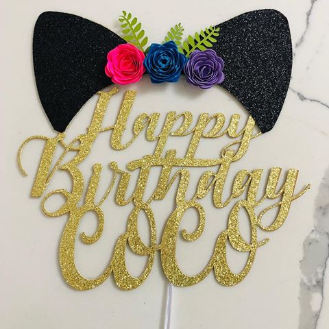One of the cutest toppers I’ve made! So glittery ✨ birthday girl is obsessed with cat ears so we had to incorporate them here ♥️😍 Beautiful Cake by @juan1365 #glitter #goldglitter #blackglitter #custommadecaketopper #caketopper #catears #headbandtopper #paperflowers #handmade #cricutmade #cricutofficial #birthdaygirl #personalized #girlswhocraft #papercraftforanyocassion #specialbirthday #dmforinquiries