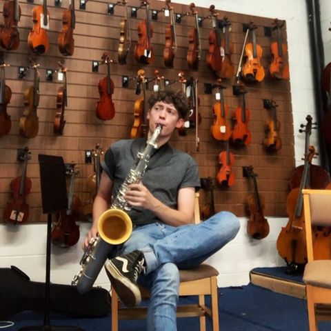 Play tested a really nice tenor sax today while at @hanson.musical.instruments 
I ain’t no tenor player but I figured I’d have a noodle 
#sax #tenor #tenorsax #music #playtest #workshop #musicshop #saxophone #improv #woolley
