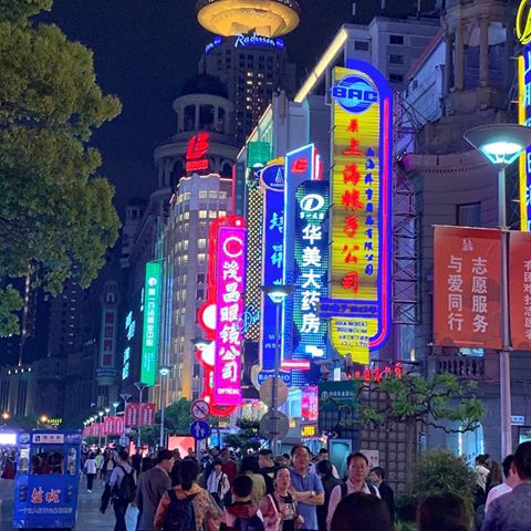 Nanjing East Rd
.
#neon #nanjingeastrd
#steel #architecture #design #modern #moderndesign #design
#designer #moderndesign #architecturelovers #architecturephotography #archidaily  #houses #house #archilovers #archtecture #brutalism 
#china #travel #love  #art  #instagood  #asia #follow #shanghai #chinese #beautiful #chineseArchitecture
