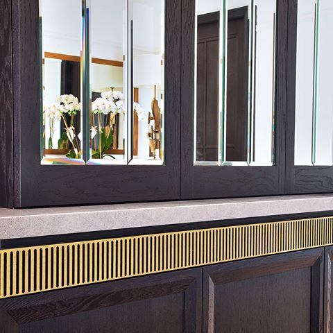 Dining room millwork close up. Espresso stained oak with brass accents and beveled mirror push open doors.
#homedecor #decor #furnituremaker #furniture #furnituredesign #mirrors #oak #custommillwork #millworknyc #nyc #luxurylifestyle #luxuryhomes #architecture #renovation #diningroom