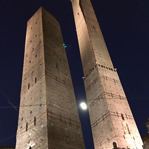 Bologna e lo “squarcio” sulla torre degli asinelli.
🎈
The gash on the tower.
🎈
.
.
.
#photo #photography #foto #fotografia #igers #igersitalia #italy #thehub_bologna #picbol #art #arte #torri #instaphoto #instastyle #instagramers #streetstyle #summer #night #yallersitalia #yallers #trip #travel #viaggio #travelblogger #gash #view