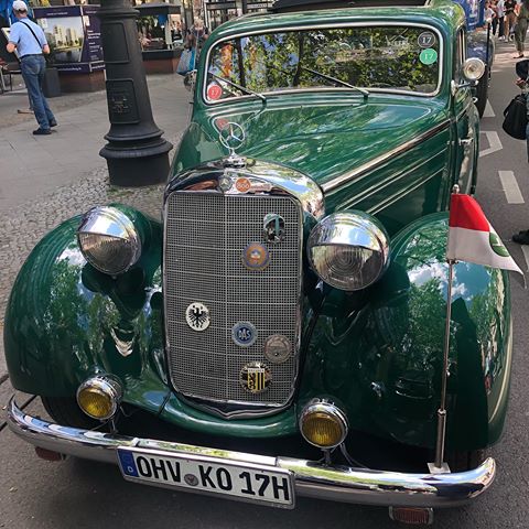 #гидвберлине #гидвпотсдаме #берлин #berlin #kudamm #oldschoolcars #машины #авто #машина Каждый год в Берлине проходит шикарная выставка раритетных авто🚗🏎 для любителей авто, выходные 👍🏻