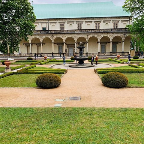 Королевский сад (Královská zahrada) - одно из многочисленных мест, которое необходимо посетить. Это тихое место по сравнению с тем, что нас ждало дальше. 
В самом конце этого сада нас ждал Дворец королевы Анны - одно из первых строений в своем стиле, как на территории всей Чехии, так и Моравии. В 16 веке дворец квадратной формы с галереями по всему периметру являлся новаторским не только в Чехии, но и в Италии, родом из которой были архитекторы.
Напротив летнего дворца королевы Анны находится поющий фонтан. Он был отлит из бронзы в 1568 году.
Королевский сад изначально был предназначен для разведения деревьев, которые не характерны для Средней Европы. Поэтому именно в этом саду можно встретить каштан, клён и лещину.
В королевском саду очень красиво и уютно. Воздух из-за большого количества растений и запрета на курение очень чистый. 
И этот сад можно посетить и после посещения всего комплекса архитектурных сооружений, которые ждали нас впереди....
.
.
.
.
#travel #traveling #travelgram #travelling #travelingram #traveler #vacation #vacations #instatravel #instatraveling #instatrip #instagramanet #touris #tourist #trip #путешествие #путешествия #путешествуем #инстаграманет #инстатаг #туризм #турист #туристы #поездка #отпуск #Czech #prague #praha #чехия #прага