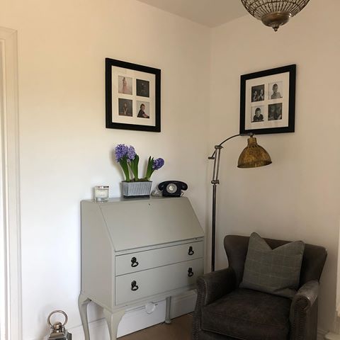Moved these beauties into the hall so the smell hits you as soon as you walk in the house 💐👊 💕 Despite it being a 4 day week, it’s felt a looong one, anyone else feel the same? Happy Friday everyone 🥂 
#hallway #hallwayinspo #greyinterior #candles #interiors #farrowandball #hardwickwhite #cornerofmyhome. #hallwaydesign #hallwaydecor #ceilinglights