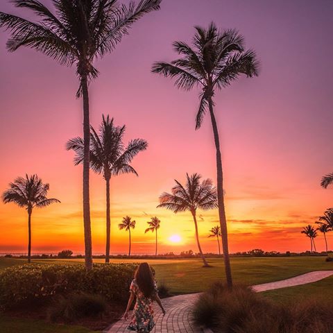 Which is your favorite sunset or sunrise?? *
*********
Around the world with me - Fort Myers - Florida *
**********
@nomadicfare walking in a fabulous sunset pathway. Palm Trees, beach, breeze, warm weather. Fort Myers, I love you. *
**********
Thank you @ftmyerssanibel for the opportunity to explore and enjoy my home state. It’s my first time in Fort Myers and I love it. Thank you @nomadicfare and @travelfreak for the great company in this adventure. Cheers 🥂