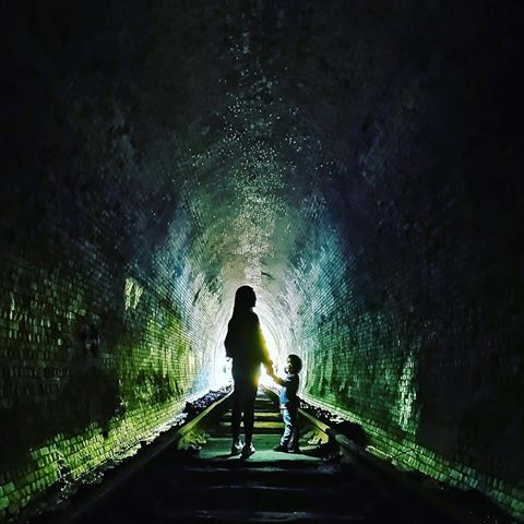 以前都不知道雪梨也可以看螢火蟲✨
雖然數量比想像中的少，
但我覺得??的星光閃爍像銀河似的🌌
還是很美♥️
只是要走到黑??的隧道深處需要一點勇氣(還有一雙不怕髒的鞋）就是了😆
_
#sydney #weekendgetaway #helensburghtunnel #oldtunnel #glowworm #glowwormtunnel #stunning #naturewonder #onedaytrip #worthit #instatrip