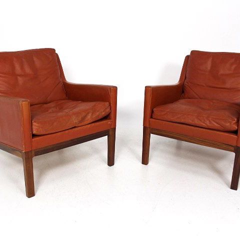 New in stock, take a look at the updated website 🌟. Item No: 13740
Description: A pair of Lounge chairs
Year: 1960s
Origin: Denmark
Material: Rosewood Leather
Dimensions: W= 65 cm D= 76,5 cm H= 72 cm Hseat= 41 cm #easychair #loungechair #danishdesign #danishmodern #livingroom #friends #cozy #comfortable #scandinaviandesign #midcenturymod #midcentury #midcenturyfurniture #retrofurniture #fåtöljer #retromöbler #retroaffär #retroshop #retrowarehouse #midcenturywarehouse #rosewoodfurniture