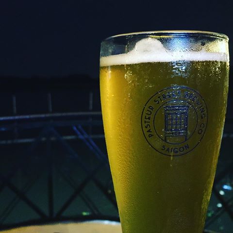 Dark night, light beer. .
.
.
.
#craftbeer #beer #craftbeernotcrapbeer #brew #localbeer #bira #beerstagram #beertography #beeroftheday #instabeer #beerporn #tasty #hopsmash #saigon #vietnam #bier #birra #brew #brewdogs #beerlover #craftbeerlover #drinkcraftnotcrap #drinkcraft #beerme #beerguy #bia #pasteurstreetbrewing #witbeer #drinkingnight #witbier