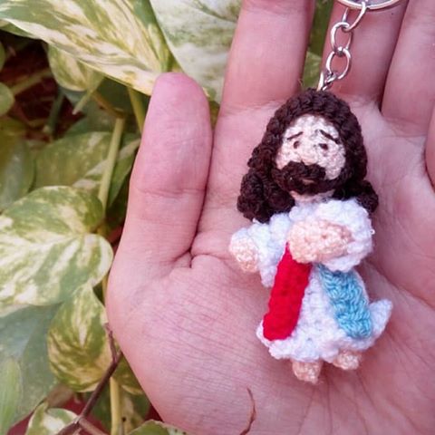 Hoy es día de nuestro Jesús de la Divina Misericordia y su caminata!!!! 🌞
.
Y nosotros tenemos este mini llaverito listo para tí, para que recuerdes siempre este día!!!
.
Gracias por todo lo bueno que nos das!!!! .
#jesus #divinamisericordia #divinamisericordia2019 #caminata2019 #maracaibo #procesion #amor #fe #paz #pazparavenezuela #venezuelalibre #llaverito #keychain #hechoamano #handmade #zoraidarosales #pedromarvalstudio