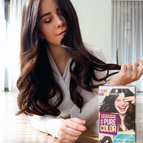 @ecetargit ’ın saç rengi şimdilerde bir başka! 🤩 Ece, Pure Color 4.6 Bitter Brownie 💜 etkisini şöyle açıklıyor: “Boyanın saçlarımda yarattığı parlaklıklığı ✨ ve nem etkisini çok sevdim. 💦 Bir de jel yapısı sayesinde evde saç boyama bu kadar kolay olamazdı! 💆‍♀️” Pure Color Saç Boyası çeşitleri 22.95 TL yerine, tanışma fiyatı ile 19.95 TL'ye sizlerle! 
#yozgat #gratisindirimi #gratis #bozoküniversitesi #indirim #şok 
#yozgatitiraf #bozokitiraf #rossmann