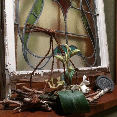 MEZZO FORTE
アール・ヌーヴォーのステンドグラス
流れるような優美な曲線
女性を感じさせる魅力的な
アール・ヌーヴォーのステンドグラス
舟形の器にランの花をあしらってみました
#ステンドグラス
#アール・ヌーヴォー
#Art nouveau
#窓を飾る
#太陽光線
#舟形の器
#ランの花
#癒し
#花のある暮らし
#アンティークのある暮らし
#antique
#brocante
#蚤の市