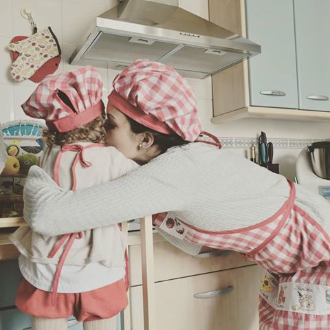 Con mi pequeña ayudante 👩‍🍳👧no hace falta endulzar la comida 🥞
.
.
.
#mumanddaughter #mum #mama #mom #baby #cooking #love #matcha #kitchen #iloveu #followme