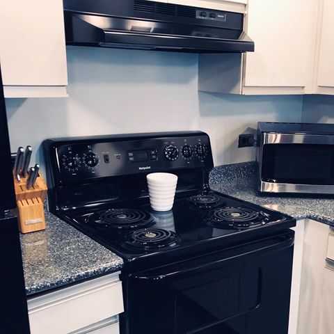 #FeelingCute So the accent was added on the stove so you could see the REFLECTION REALLY POP ✨! #Cleanhome #dallasmaidservice 
#DallasMaid #oakcliff #uptowndallas #homesweethome #bookappointments