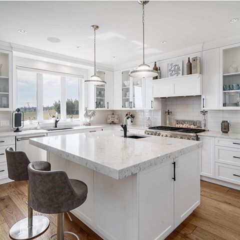 White  kitchen goals
by @shanna_vargas_realestate
What’s your favorite part?!
——
Follow @kitchenquality for more kitchens daily